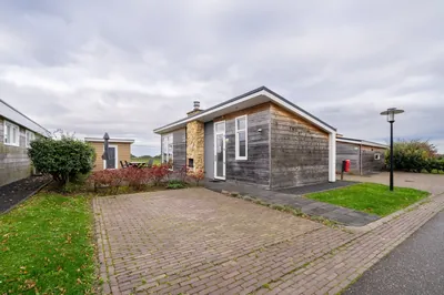 Biebosch met tuinhuis