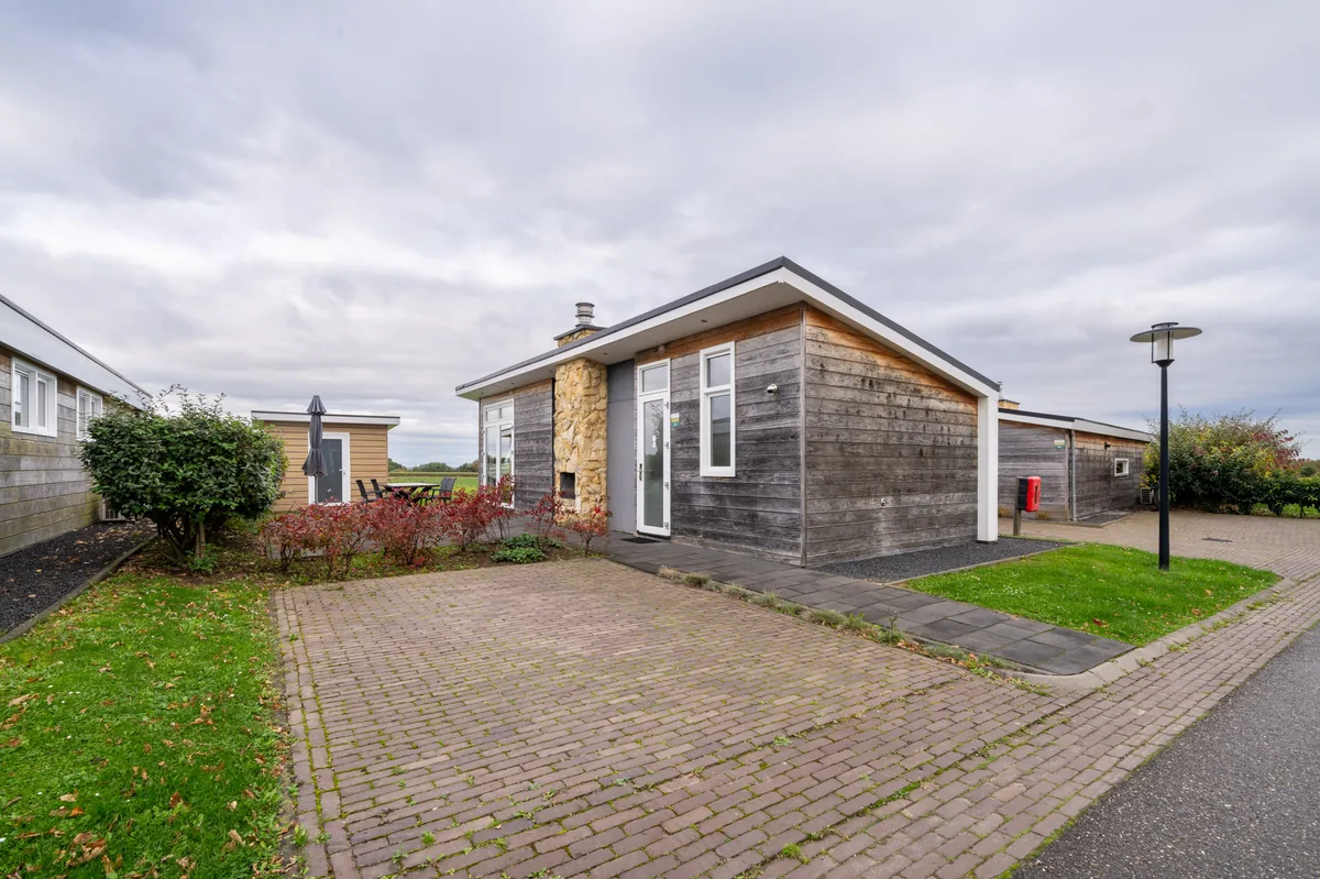 Biebosch met tuinhuis