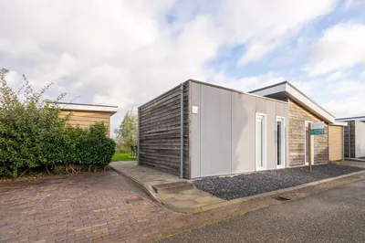 Ravenbosch met open haard, tuinhuis en sauna